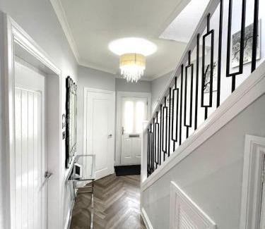 Glasgow Casa | Spacious 4-Bedroom Family Home in Giffnock Glasgow