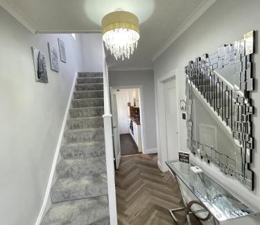 Glasgow Casa | Spacious 4-Bedroom Family Home in Giffnock Glasgow