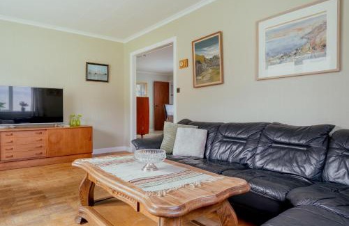 Kollafjrur Casa | Spacious 4-Bedroom House - Scenic Views - Parking