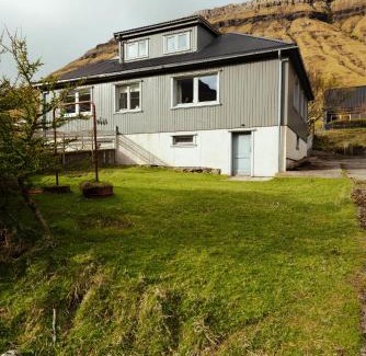 Kollafjrur Casa | Spacious 4-Bedroom House - Scenic Views - Parking