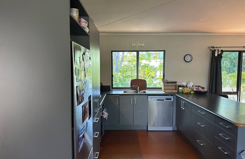 Whangapoua Casa | Spacious 4-bedroom house in terrific Whangapoua with WiFi
