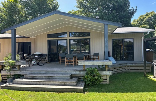 Whangapoua Casa | Spacious 4-bedroom house in terrific Whangapoua with WiFi