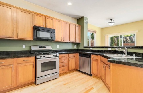 Auburn Casa | Spacious 4-bedroom house in enchanting Lake Tapps with WiFi