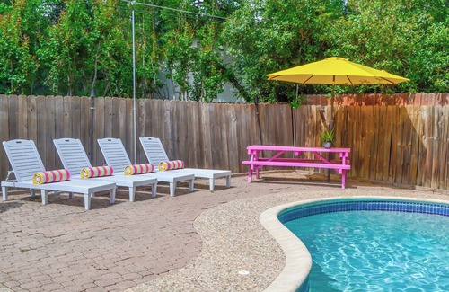 The Woods Casa | Spacious 4-bedroom house with Make-up bar, WiFi, Games, Hot-tub, & pool