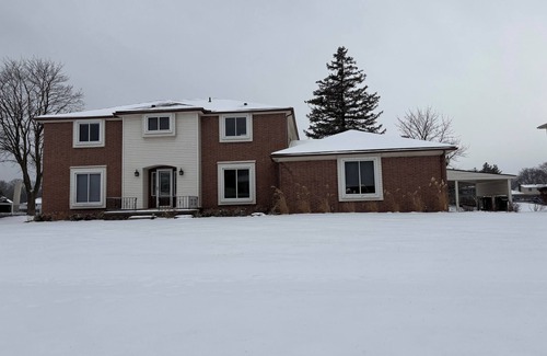 Shelby Township Casa | Spacious 4-bedroom house in welcoming Shelby Twp on a lake with WiFi, AC