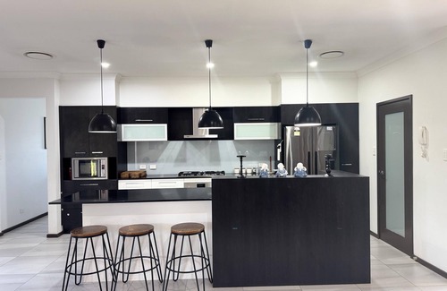 Kitchener Casa | Spacious 4-bedroom home in half acre. Premiumfamily friendly estate in Kitchener
