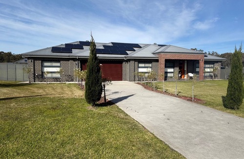Kitchener Casa | Spacious 4-bedroom home in half acre. Premiumfamily friendly estate in Kitchener