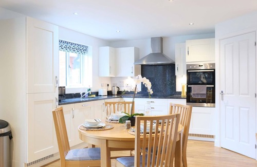 Bedford Casa | Spacious 4 Bedroom Home with Garden in Bedford
