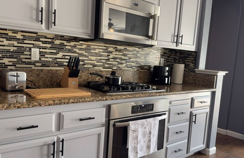 Hood Casa | Spacious 4-bedroom house in brilliant Elk Grove with AC, WiFi