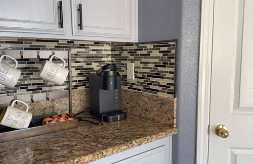 Hood Casa | Spacious 4-bedroom house in brilliant Elk Grove with AC, WiFi