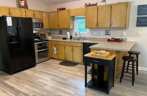 Kingsland Casa | Spacious 4 bedroom home - Big Yard!