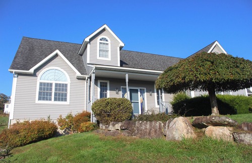 Thompson Ridge Casa | Spacious 4-bedroom house in lovely Pine Bush with WiFi, AC