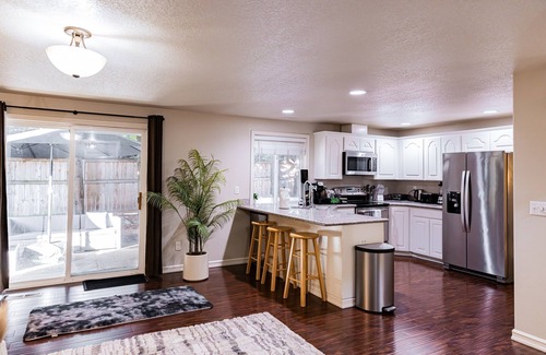 Vancouver Casa | Spacious 4-bedroom house in Vancouver with hot tub, workspace, fireplace, AC