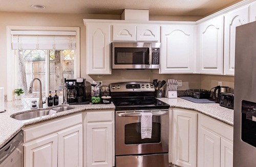 Vancouver Casa | Spacious 4-bedroom house in Vancouver with hot tub, workspace, fireplace, AC