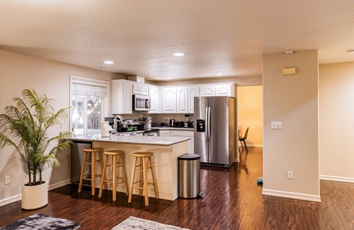 Vancouver Casa | Spacious 4-bedroom house in Vancouver with hot tub, workspace, fireplace, AC