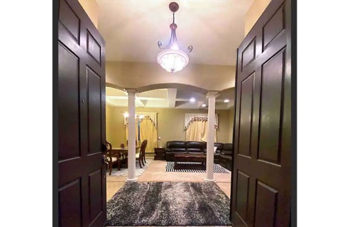 Merced Casa | Spacious 4 bedroom Home in Merced - free parking