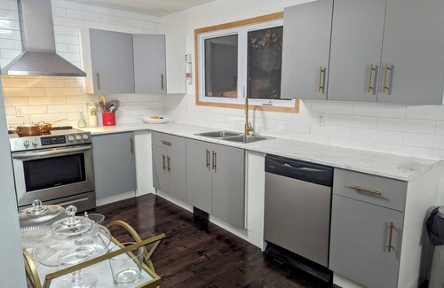 St. Vital Casa | Spacious 4-bedroom house with Gym, Sauna and Hot tub in Winnipeg