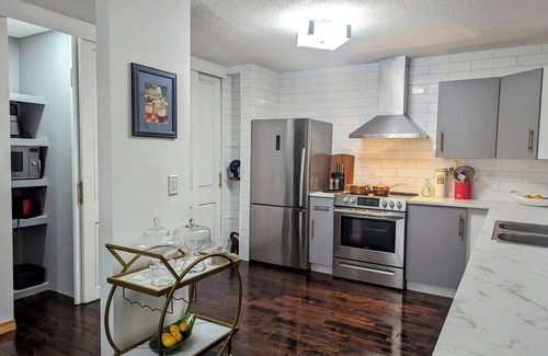 St. Vital Casa | Spacious 4-bedroom house with Gym, Sauna and Hot tub in Winnipeg
