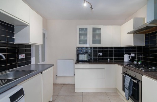 Mayesbrook Casa | Spacious 4-bedroom house in Dagenham with WiFi, Close to buses, trains, shops