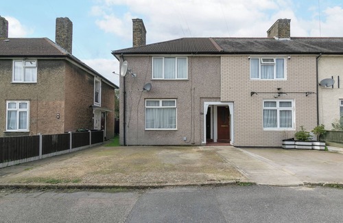 Mayesbrook Casa | Spacious 4-bedroom house in Dagenham with WiFi, Close to buses, trains, shops