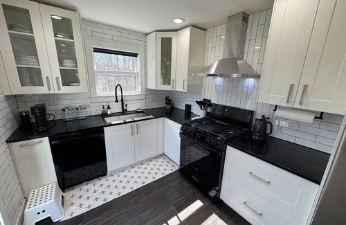 Manoa Casa | Spacious 4-bedroom house dual primary suites, updated, pets and kids friendly!