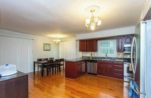 Foxcroft Square Casa | Spacious 4-bedroom house in peaceful Glenside with WiFi, AC