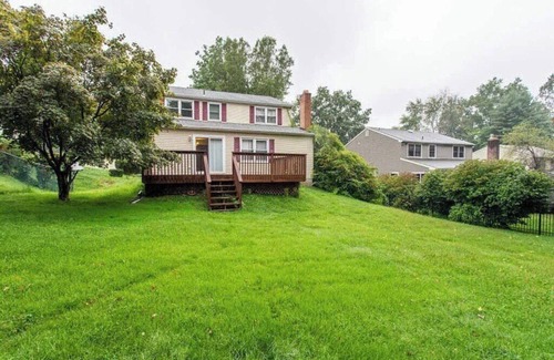 Foxcroft Square Casa | Spacious 4-bedroom house in peaceful Glenside with WiFi, AC