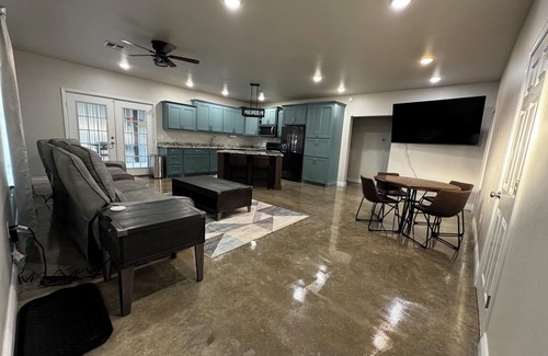 Kingston Casa | Spacious 4-bedroom house near marina, boat ramp and fuel dock in Kingston