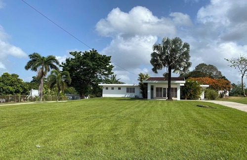 Morovis Casa | Spacious 4-bedroom house in tranquil Morovis with WiFi, Cable TV, AC rooms.