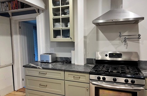 Round Pond Casa | Spacious 4-bedroom house in lovely Bristol with WiFi, walk to harbor