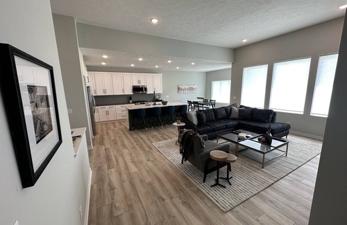 Elkhorn Casa | Spacious 4-Bedroom House with 3 Bathrooms in West Omaha.