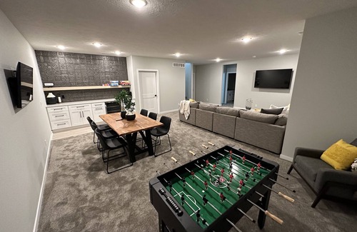 Elkhorn Casa | Spacious 4-Bedroom House with 3 Bathrooms in West Omaha.