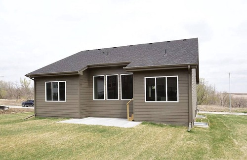 Elkhorn Casa | Spacious 4-Bedroom House with 3 Bathrooms in West Omaha.