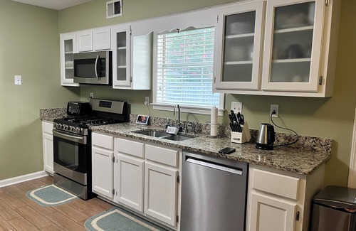 University District Casa | Spacious 4-bedroom house in charming Memphis with AC, WiFi