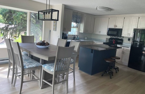 Waverly Casa | Spacious 4-bedroom house in charming Waverly on Lake Waverly