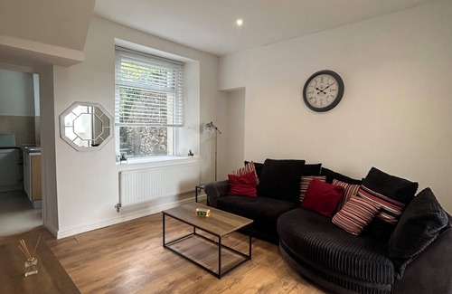 Castle Casa | Spacious 4 Bedroom House - Central & Pet Friendly