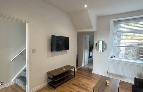 Castle Casa | Spacious 4 Bedroom House - Central & Pet Friendly