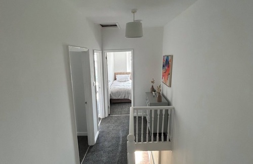 Castle Casa | Spacious 4 Bedroom House - Central & Pet Friendly