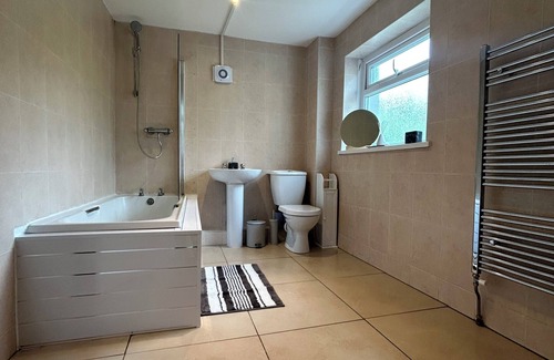 Castle Casa | Spacious 4 Bedroom House - Central & Pet Friendly