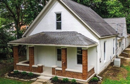 Oxford Casa | Spacious 4-bedroom house right at the Miami University Campus!