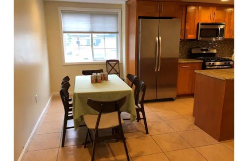 Forest Hills Gardens Casa | Spacious 4 Bedroom House with Parking, near local hospitals and stadiums