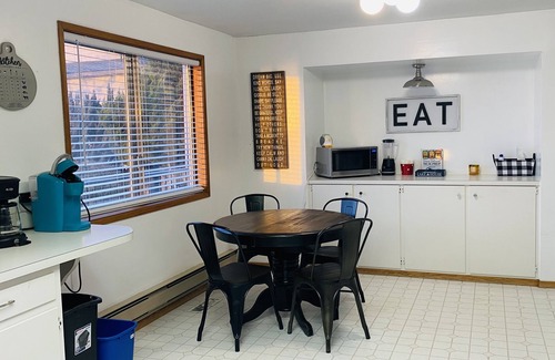 Moses Lake Casa | Spacious 4 bedroom lakefront house: with private dock and pool.