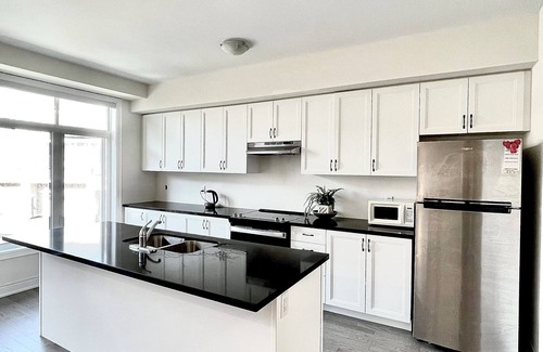 Markham Casa | Spacious 4 Bedroom Markham Townhouse with 2 Ensuite and King Memory Bed