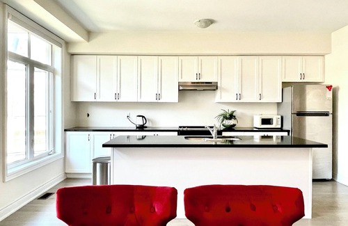 Markham Casa | Spacious 4 Bedroom Markham Townhouse with 2 Ensuite and King Memory Bed