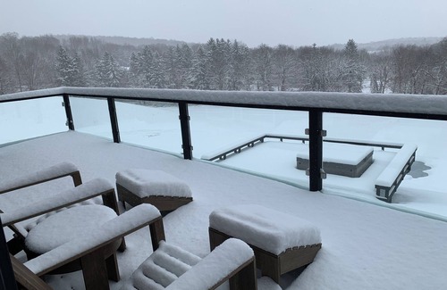 Copake Casa | Spacious 4-bedroom modern house with outdoor hot tub close to Catamount skiing