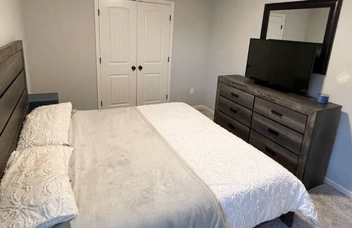 Olathe Casa | Spacious 4 Bedroom Modern Home w/ Full Gym. ⭐️6+ Month Availability Only⭐️