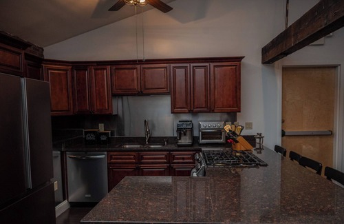 College Hill Apartamento | Spacious 4-bedroom riverfront loft apartment
