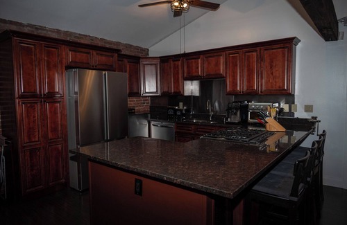 College Hill Apartamento | Spacious 4-bedroom riverfront loft apartment