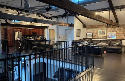 College Hill Apartamento | Spacious 4-bedroom riverfront loft apartment