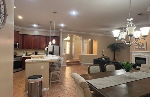 Pumpkin Center Casa | Spacious 4-bedroom house with pool, fwy access in charming Bakersfield
